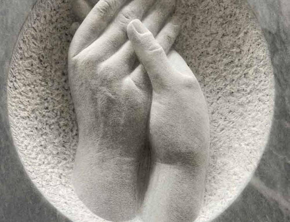 Betende Hände in Marmor